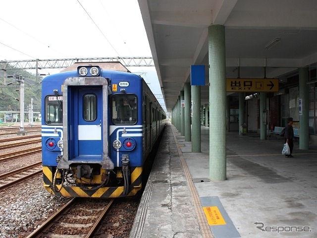 蘇澳駅で発車を待つ区間車（日本の普通列車に相当）。