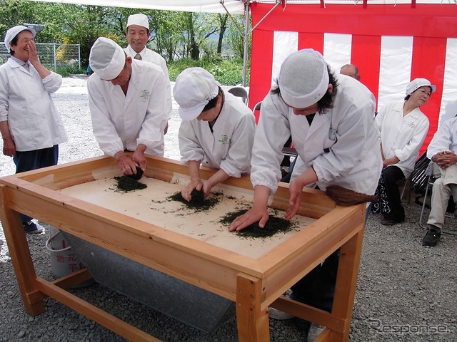 「お茶満喫ツアー」では手もみ茶体験などの関連イベントに参加する。