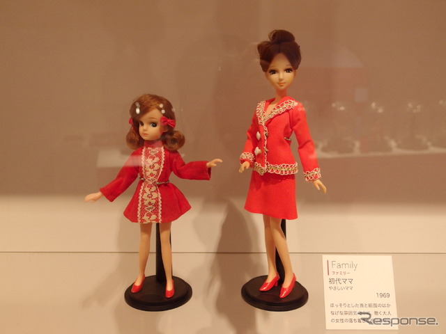 初代ママ(向かって右、1969年)とリカちゃん。