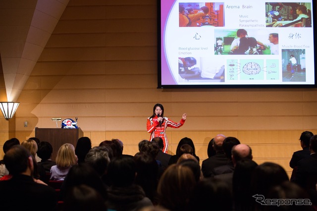 アジア女子大学第8回ファンドレイジングイベントでスピーチする、レーサーの井原慶子氏