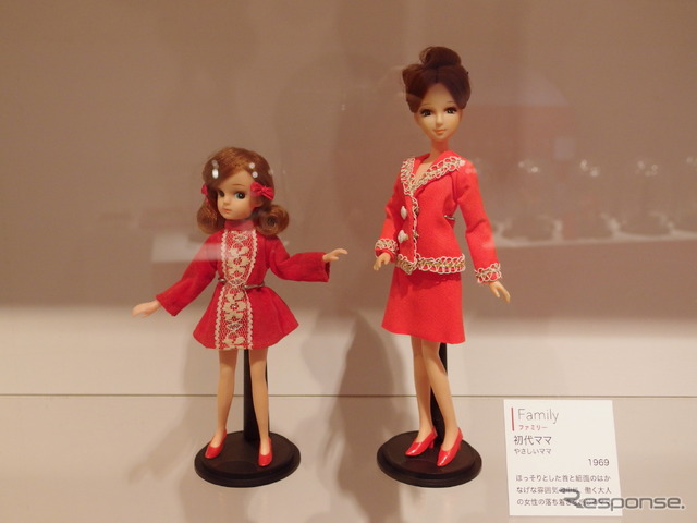 初代ママ(1969年、向かって右)