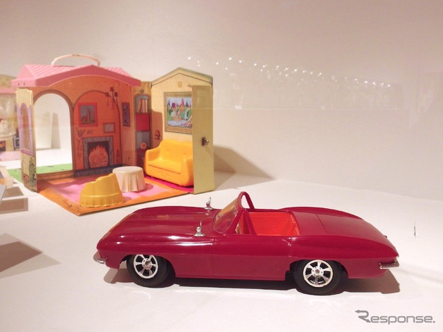 カッコいいリカちゃんカー「レディセブン」（1971年）。奥は「リカちゃんトリオハウス」。背景が差し替えられるギミックは当初のモデルと同じ。