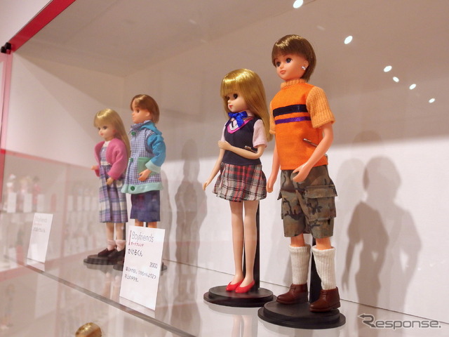 4代目リカちゃん。奥は2代目イサムくんと、手前は4代目ボーイフレンドのかけるくん(2000年)と。