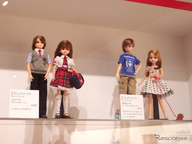 4代目リカちゃん。向かって左の並びは5代目ボーイフレンドのレンくん(2008年)と、どう右の並びは6代目ボーイフレンドのはるとくん(2016年)と。