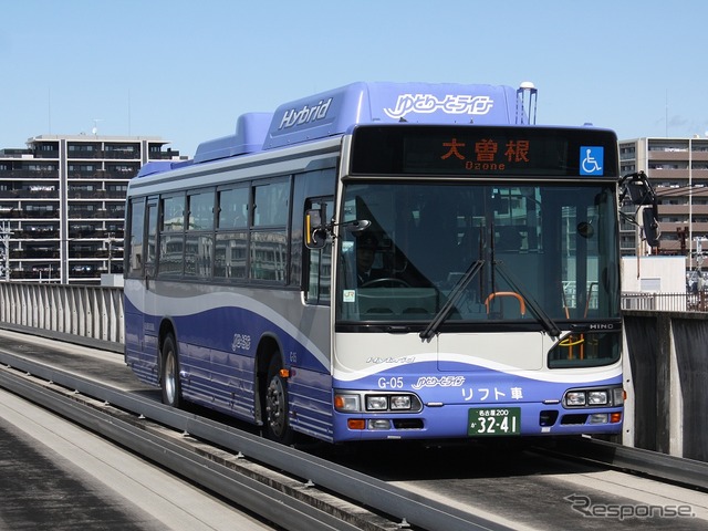 高架橋の専用通路を走るゆとりーとラインのバス。4月1日のダイヤ改正で平日夕方ラッシュ時の増発を行う。