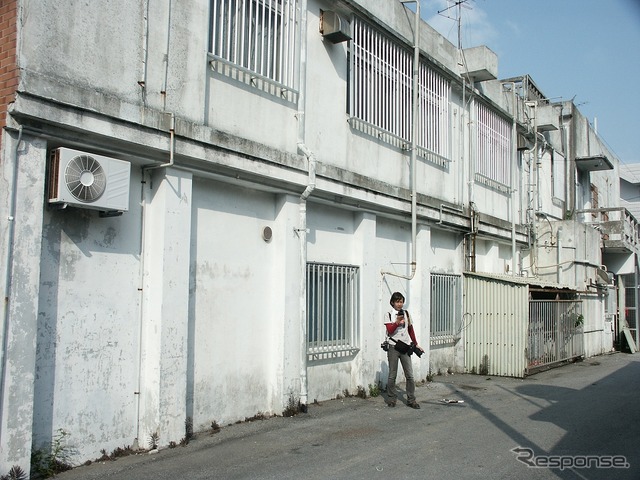 JA与那原支店だった頃の与那原駅舎（2005年4月）。駅舎は砲撃によって破壊されたが、わずかに残った1階部分の柱や壁を活用する形で与那原町役場（後のJA与那原支店）が建設された。