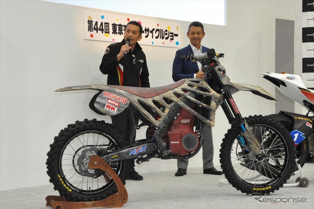 無限がホンダと共同開発する電動モトクロッサー『無限 Ｅ．ＲＥＸ（24日・江東区）宮田明広監督（左）と開発ライダーの宮城光氏（右）