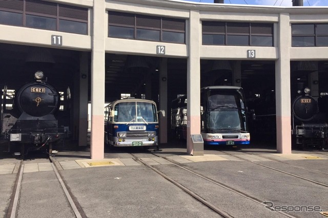 蒸気機関車の車庫で並ぶ「初代ドリーム号」(12番線)と「2階建てドリーム号」(13番線)。京都鉄道博物館の開館1周年記念として展示中だ。