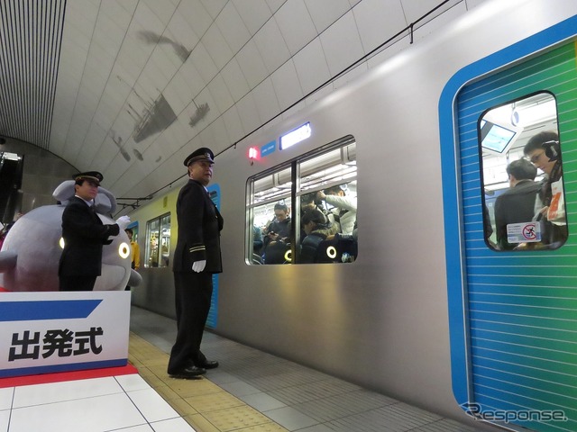 東急のキャラクター「のるるん」も目を輝かせて発車を待つ。