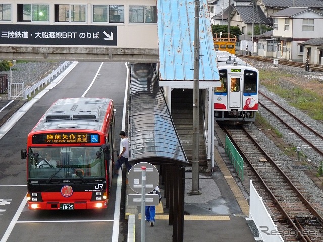 大船渡線BRT・三陸鉄道南リアス線の盛駅。4月に2回実施されるダイヤ改正で乗換時間が短縮される。