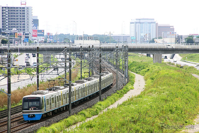 北総線を走る列車。