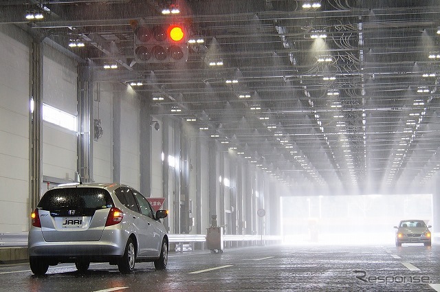 シャッターを開けて外光が入った状態だが、もちろん夜間を模していても同様の降雨状態が作り出せる。