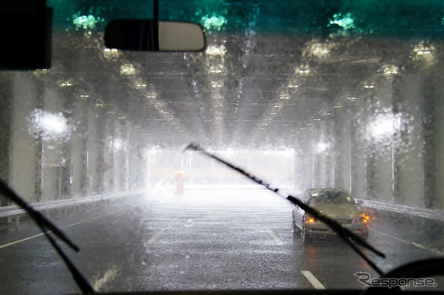 移動の際、80mm級の雨を降らせたままマイクロバスを通過させたが、ワイパーが役に立たないような状態だった。