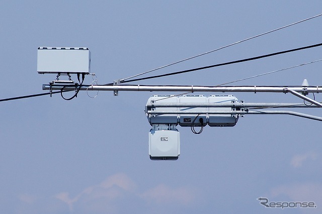 歩行者や車両の検知センサーも設けた。