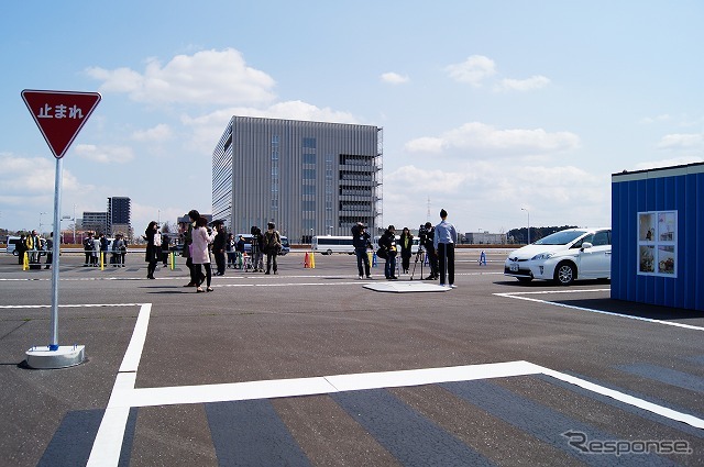 この日は建物で死角のある丁字路交差点を模していた。