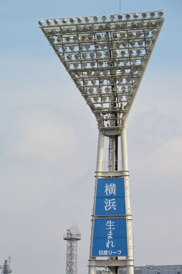 日産の看板広告(横浜スタジアム)