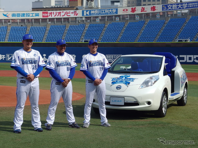 横浜スタジアムに日産リーフのリリーフカー導入。ベイスターズのユニフォーム姿は向かって左から筒香、ラミレス、山崎。