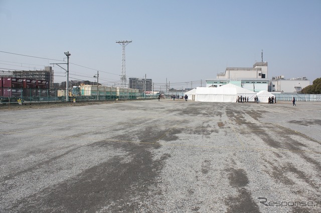 梶ヶ谷貨物ターミナル駅(左)のすぐそばに建設される梶ヶ谷非常口の予定地(テント付近)。ここで起工式が行われた。