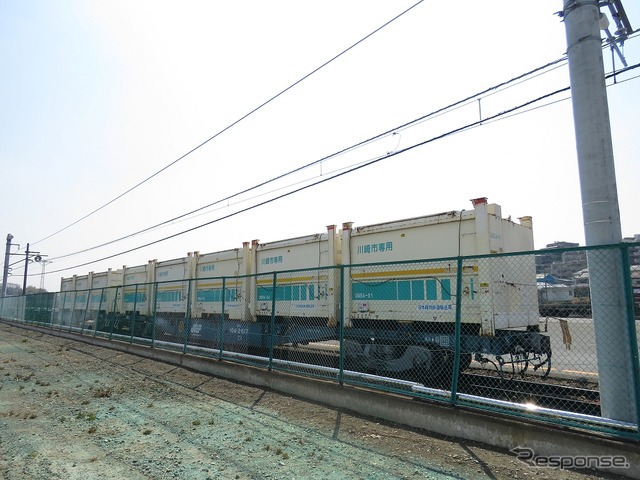 梶ヶ谷非常口の予定地の脇ではコンテナ貨車の入替え作業が行われていた。
