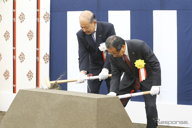 JR東海の山田会長と西松建設の近藤社長がくわ入れを行った。