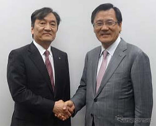 タチエス 中山太郎社長(左)とトヨタ紡織 石井克政社長