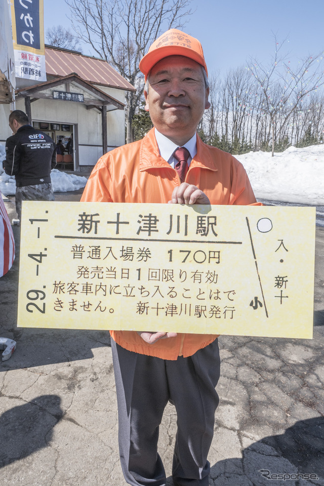 新十津川駅の硬券入場券復活を主導した「新十津川駅を勝手に応援する会」の三浦さん。普段は建設会社の役員をされているそうだ。