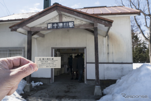 20分程度並んでようやく購入できた硬券入場券。31年ぶりのご対面だ。