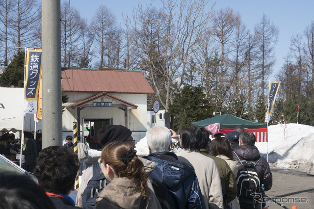 列をなして入場券を求める人々。大半は札沼線以外で来た人たちだ。