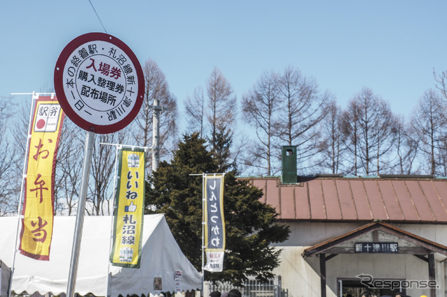 購入希望者は列に加わってから購入整理券をもらい、番号順に購入する仕組み。