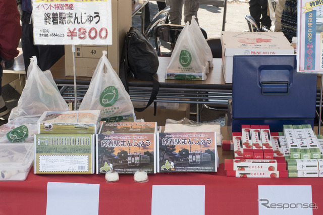 「終着駅まんじゅう」などの特製品も並ぶ入場券販売ブース。