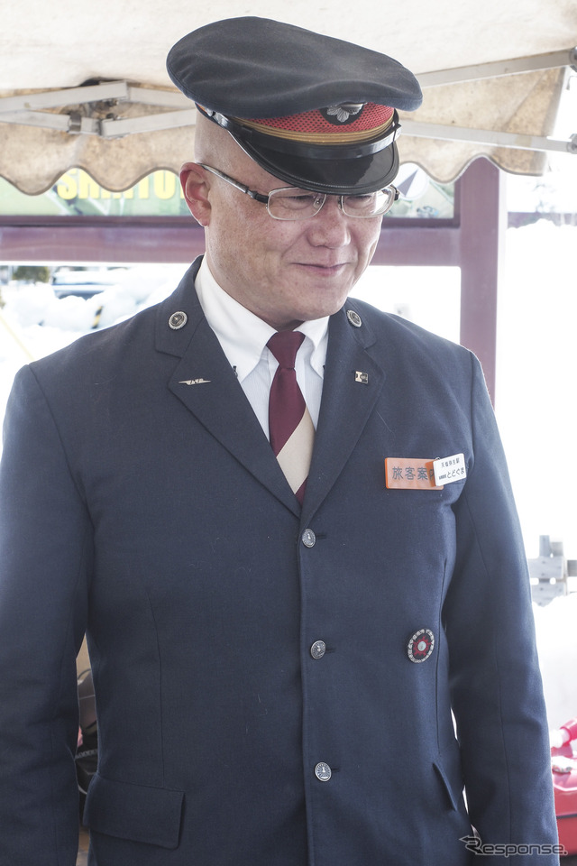 「天塩弥生駅」のオーナー・富岡さんも首席助役の出で立ちで応援に駆けつけた。