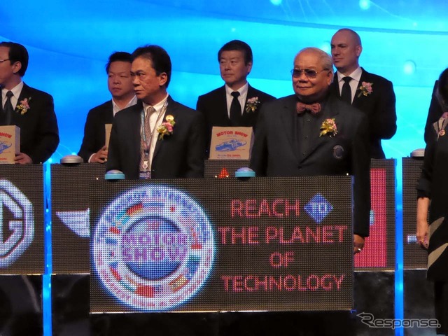 ショーを主催するGPIのプラチン・エアムノウ会長兼CEO(右手前)とジャトロン事務局長(左手前)