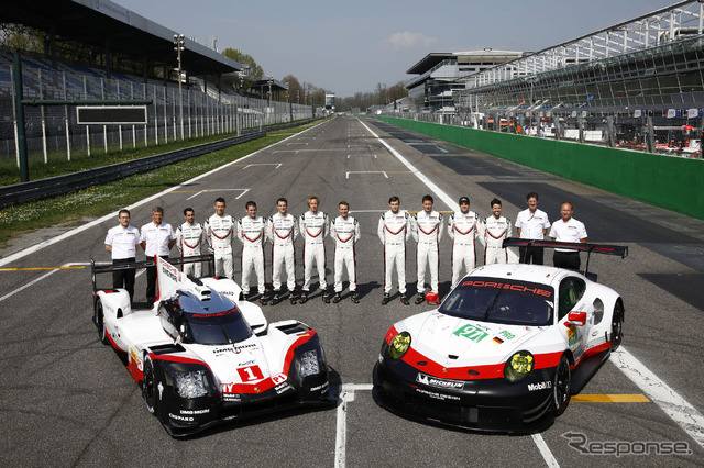 ポルシェ陣営の記念撮影(左LMP、右LMGTE-Pro)。