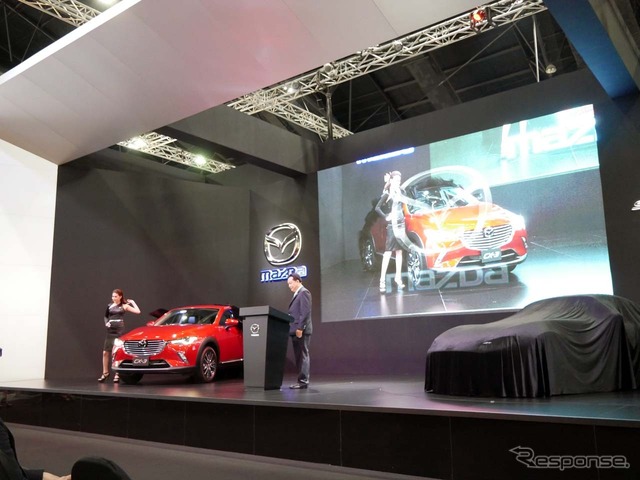 プレスカンファレンスでは、タイ・カーオブザイヤーを受賞したCX-3と、MX-5(ロードスター)RFを壇上に
