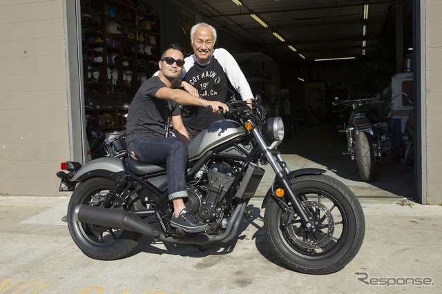 カリフォルニアにある《GARAGE COMPANY》のオーナー匂坂さんと、バイクに跨って写真に写る新型レブルLPL（開発責任者）三倉圭太さん。