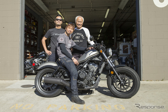 《GARAGE COMPANY》のオーナー匂坂さん(写真右)と、新型レブルLPL(開発責任者)三倉圭太さん(写真左)。レブル500に跨るのは記者。