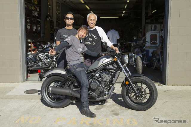 《GARAGE COMPANY》のオーナー匂坂さん(写真右)と、新型レブルLPL(開発責任者)三倉圭太さん(写真左)。レブル500に跨るのは記者。
