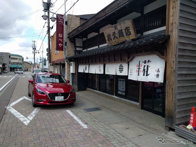 白山市を山の方へ。昔ながらの街並みもさることながら、仕事も昔のまま。今でも石室で作るこうじのお店は今では全国的にもかなり珍しいという。ここはまさに発酵街道である。