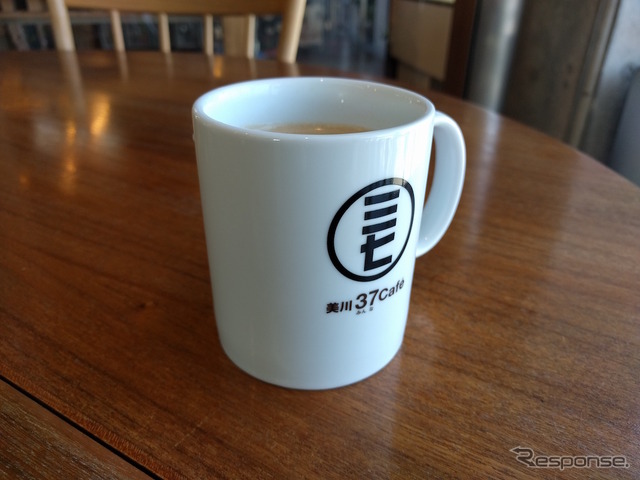美川駅の37(みんな)カフェは待合所として、駅の売店として、また軽食の食べられる場として常に地元の人たちで賑わっていた。