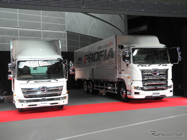 大型トラック『プロフィア』（右）と中型トラック『レンジャー』