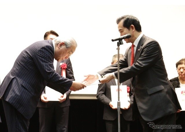 3月に行なわれた表彰式で、山本幸三内閣府地方創生特命担当大臣から表彰を受ける、えちごトキめき鉄道嶋津社長。