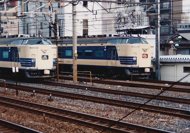 1989年8月30日、鶯谷、上り「はくつる」(向かって左)と上り「ゆうづる」