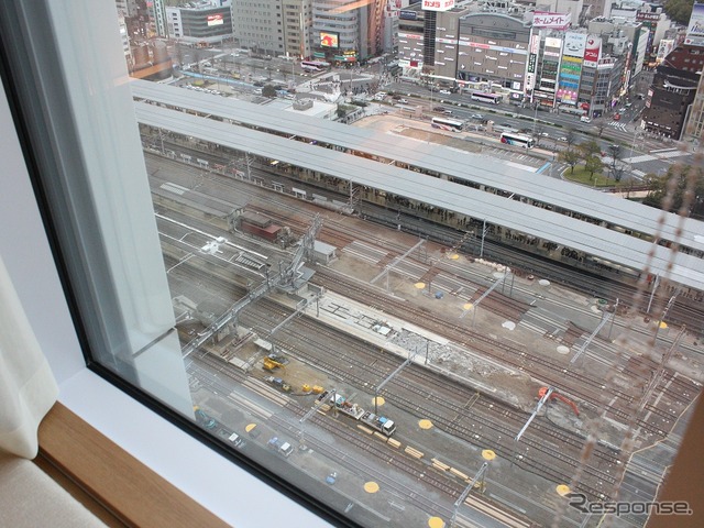 西側の客室からは眼下に名古屋駅が広がる。地下に「リニア名古屋駅」を設けるための工事が駅構内で行われているのが分かる。