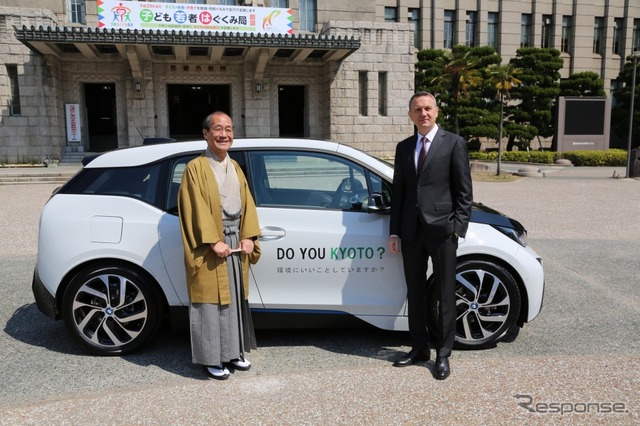 京都市庁舎前で実施された4月4日の車両引渡式