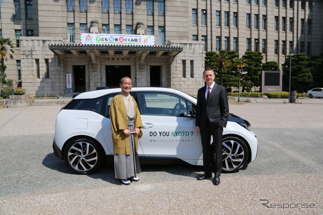 京都市庁舎前で実施された4月4日の車両引渡式