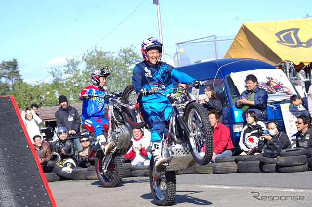 本多元治選手(手前)と小林直樹氏のホンダトライアルデモンストレーションチームによるライディングアドバイスとデモ走行(昨年の様子)