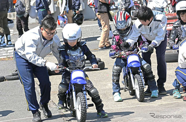 「こどもバイク体験」では、インストラクターが安全を確保しながら、バイクの乗り方と楽しさを伝える