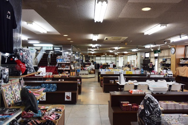 草千里の土産物屋の店内。