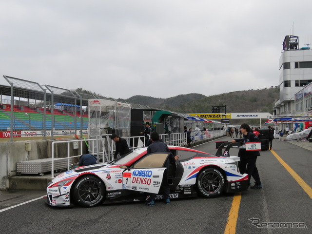 岡山では開幕戦に向け準備が進む(#1 レクサスLC500)。