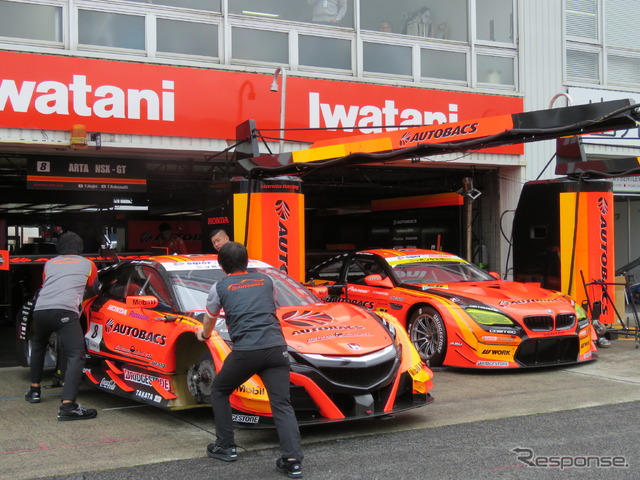 ARTAのマシン、GT500のNSX-GT(左)とGT300のM6 GT3(右)。